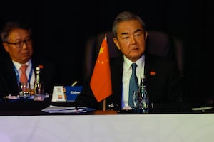 2025年2月20日，中国外交部长王毅在 G20 外长会上聆听南非总统西里尔·拉马福萨发表主旨演讲。